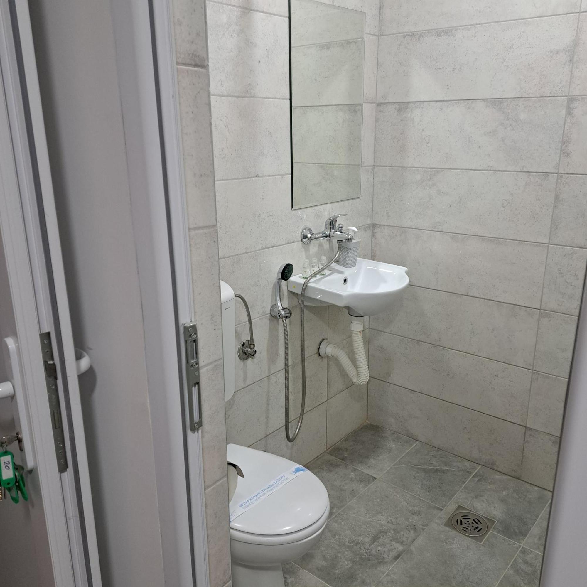 Libero Apartmani Surčin Esterno foto