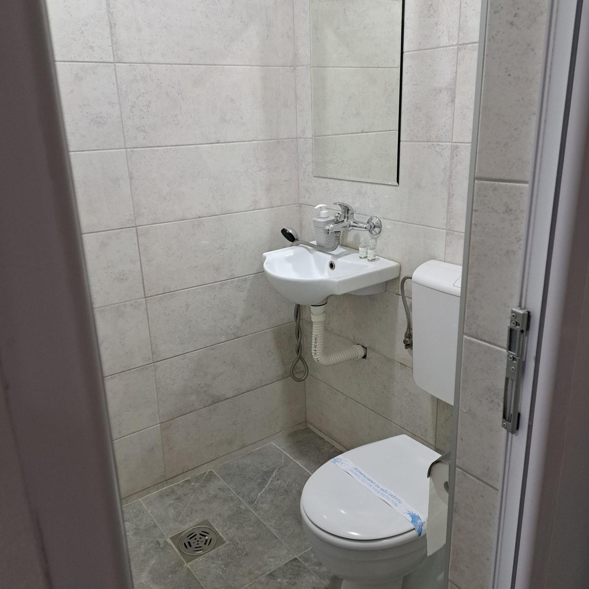 Libero Apartmani Surčin Esterno foto